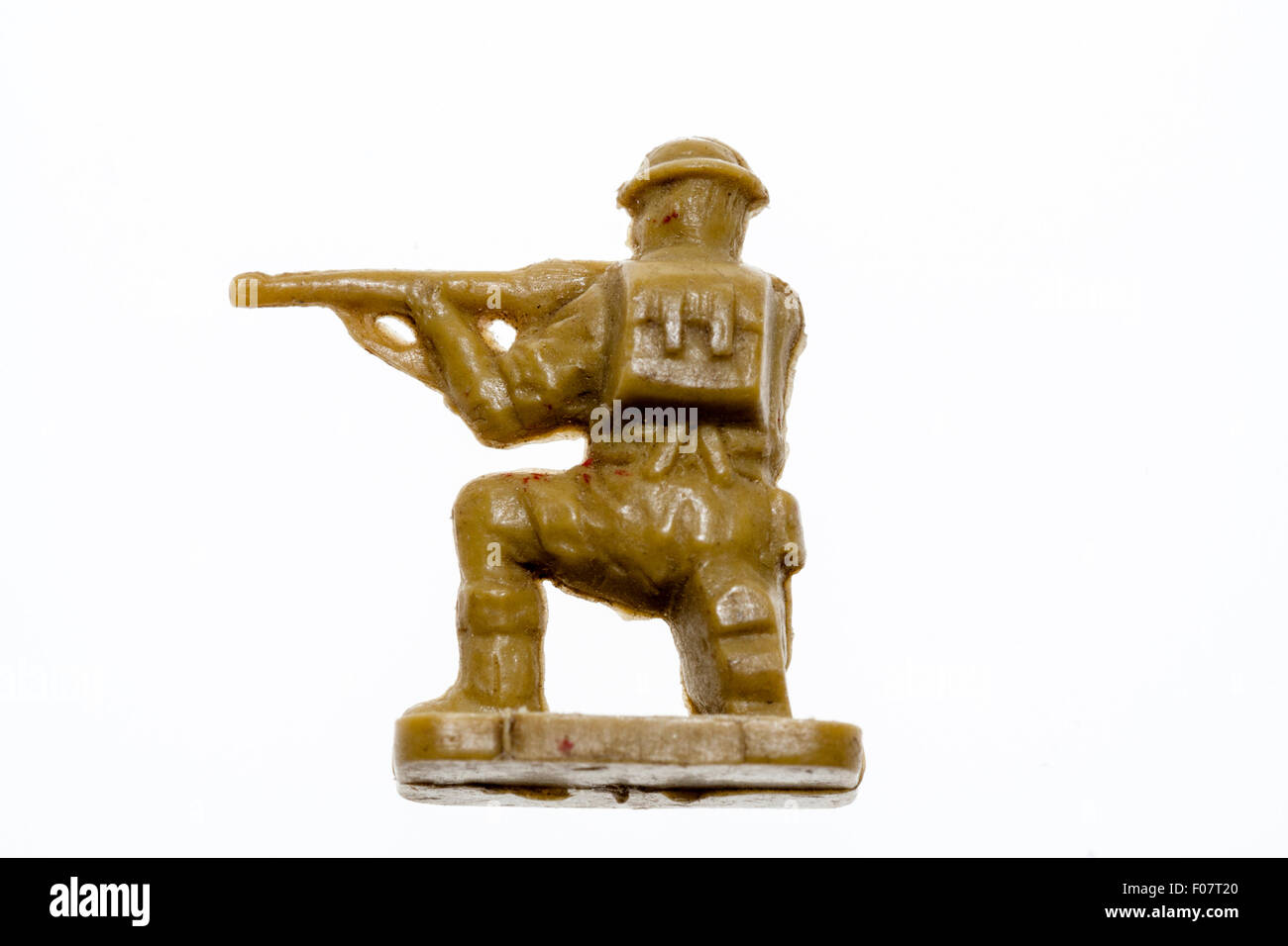 Italeri HO/OO Kunststoff Modell spielzeugsoldat Abbildung. Weltkrieg zwei, 8. Armee Soldat knieend feuern Gewehr vor weißem Hintergrund. Stockfoto