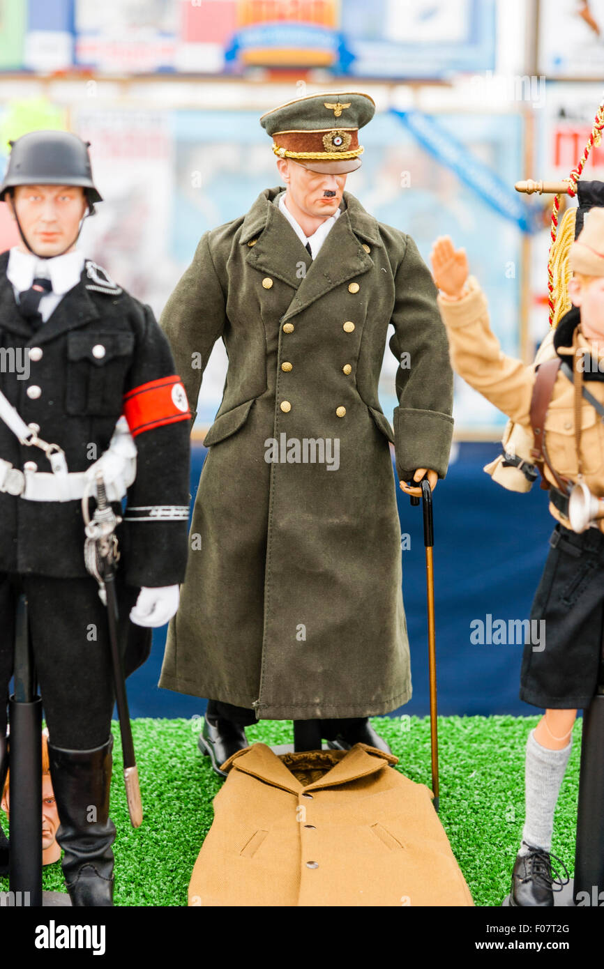 Action man spielen. Wie Adolf Hitler mit Stock und Parka, an Krieg und Frieden Festival Ereignis angezeigt. Stockfoto