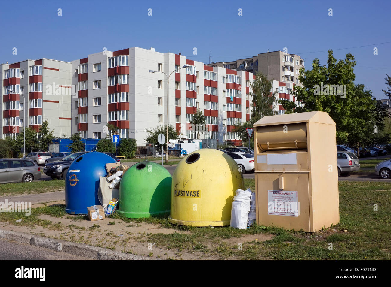 Müllcontainer in der schlafenden Stadt. Heißer Sommertag. Es gibt keine Logos oder Warenzeichen.  Inschriften auf Litauisch - pla Stockfoto