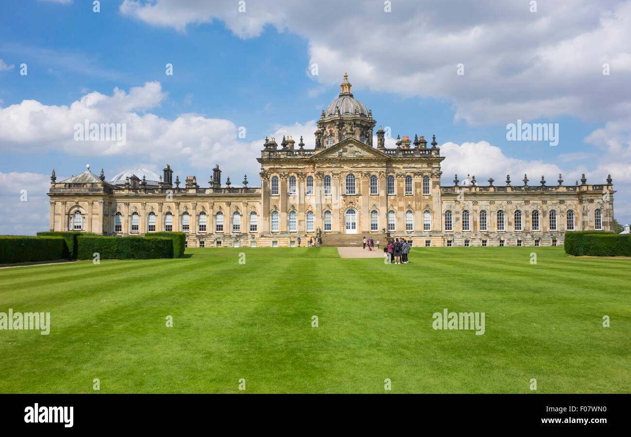 Südlichen Aspekt des Castle Howard, Haus des Simon Howard, Earl of Carlisle, in der Nähe von Malton, North Yorkshire, Besucher auf der Wiese Stockfoto