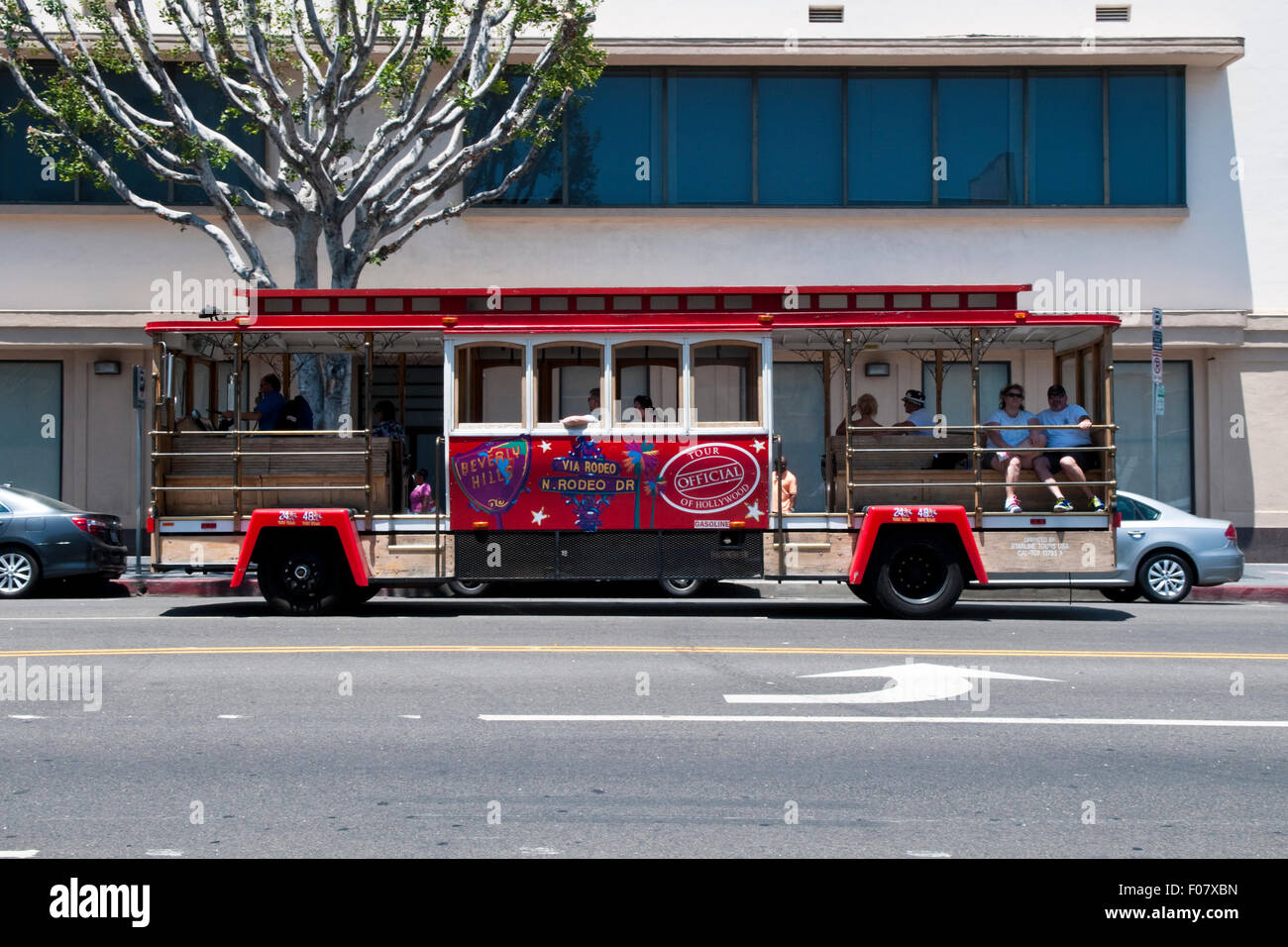 Eine rote offene doppelseitige Touristenbus Reisen am Hollywood Boulevard in Hollywood, Kalifornien Stockfoto