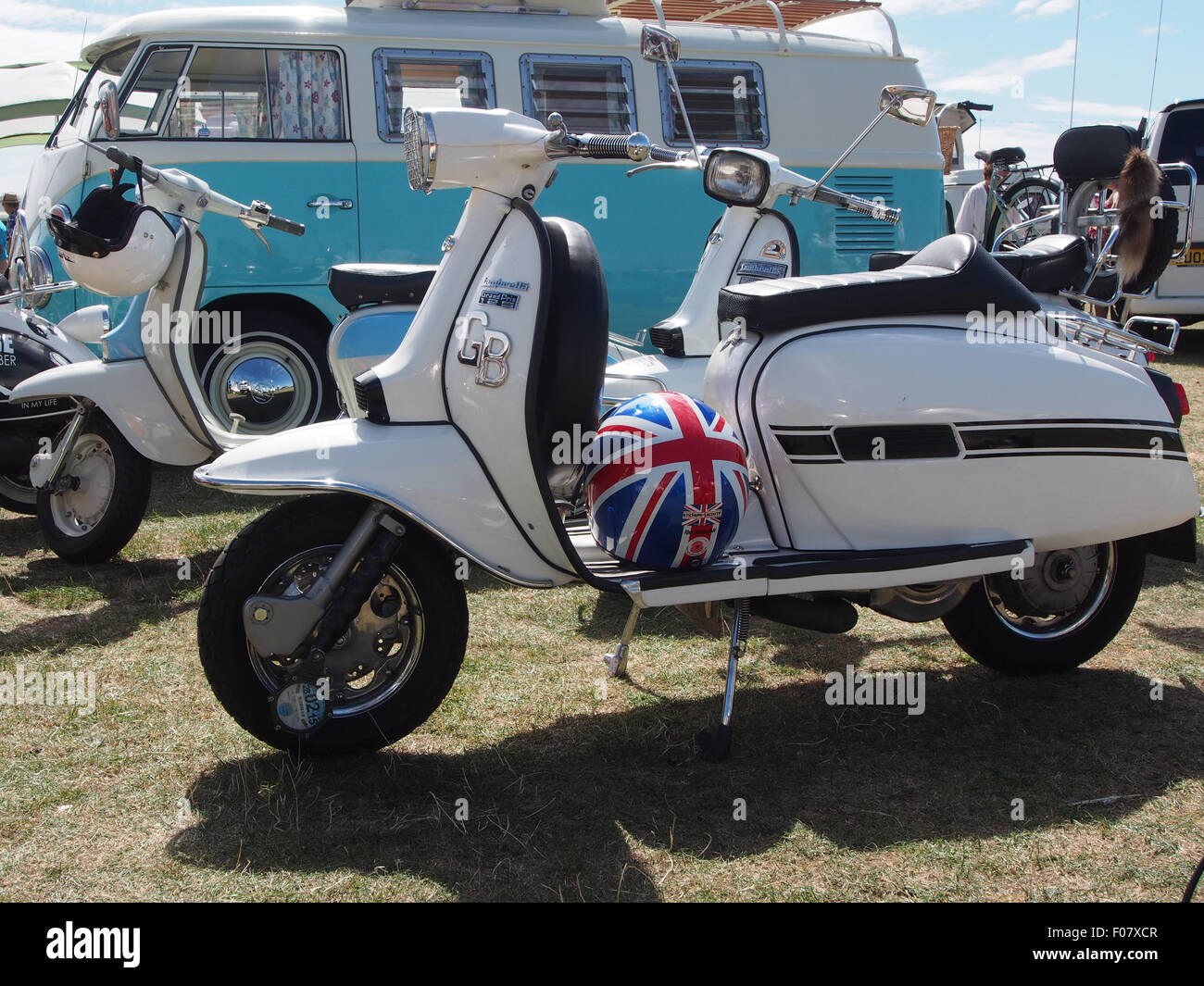 Lambretta Grand Prix 125 Roller mit Anschluß-Markierungsfahne Helm Stockfoto