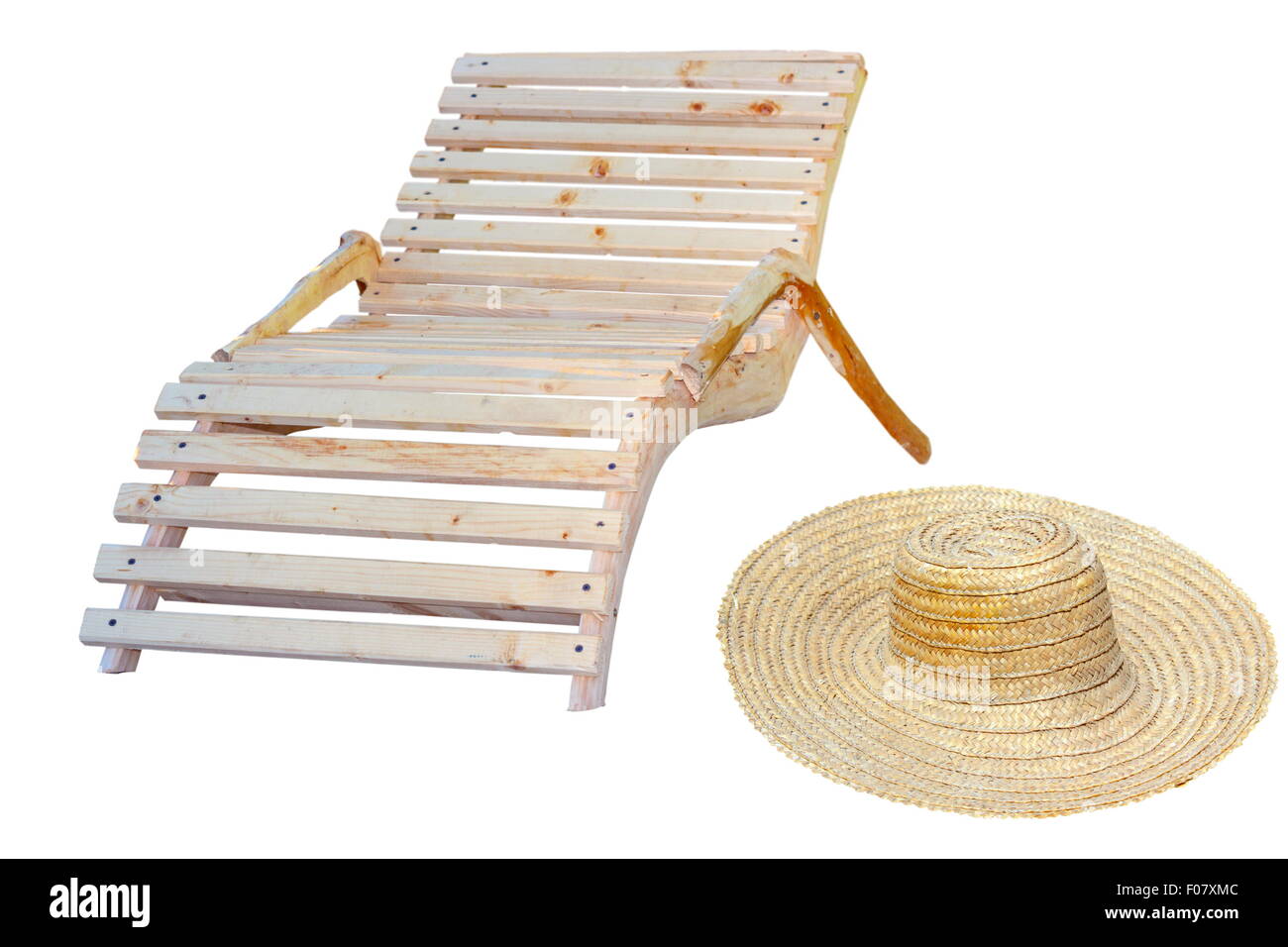 Strandzubehör für Entspannung in der Sonne - Holzstuhl und sombrero Stockfoto
