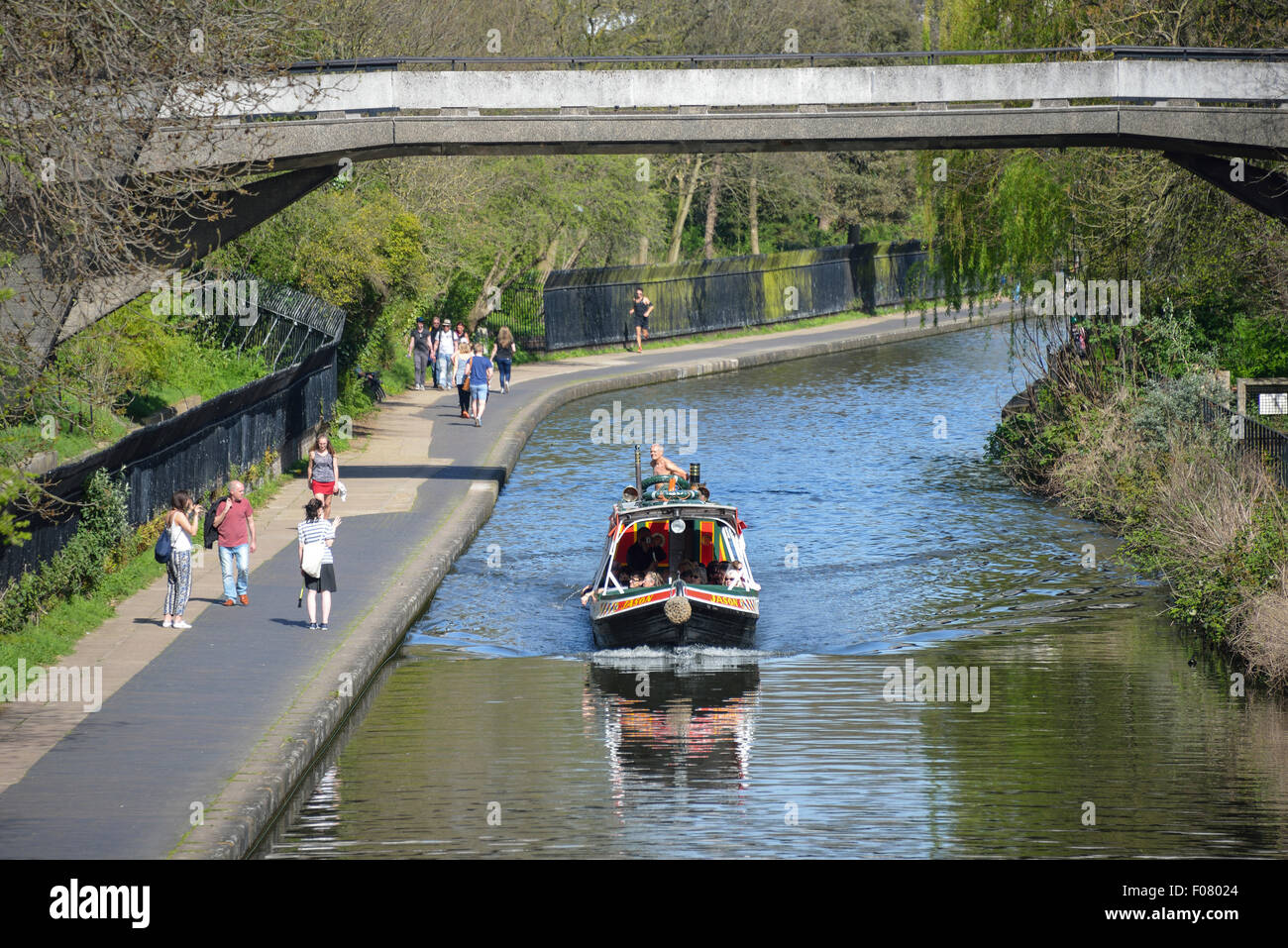Grachtenfahrt Boot auf Regents Canal, Regents Park, London Borough of Camden, London, England, Vereinigtes Königreich Stockfoto