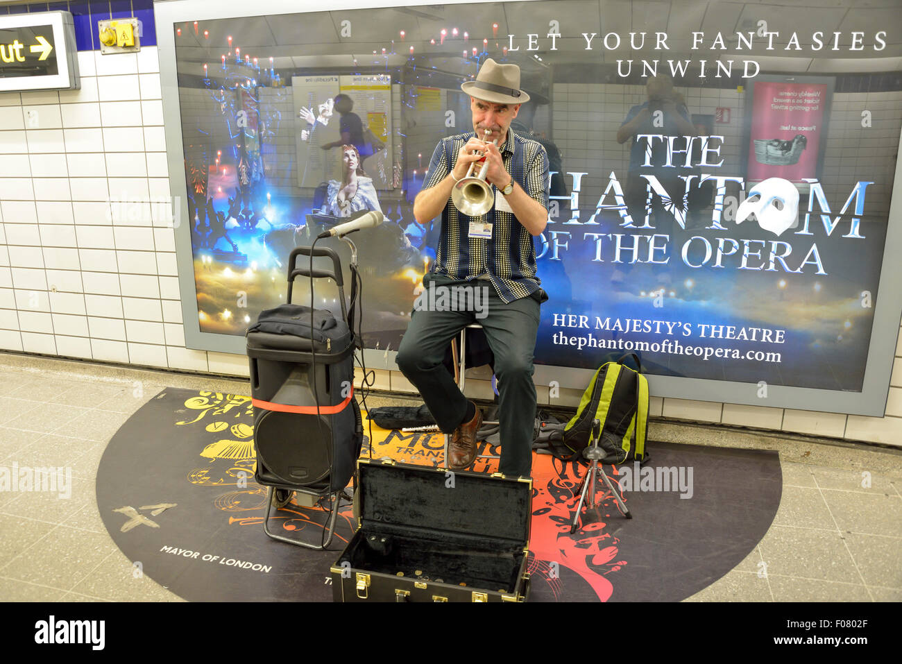 Männliche Straßenmusiker in London Underground Station, West End, City of Westminster, London, England, Vereinigtes Königreich Stockfoto