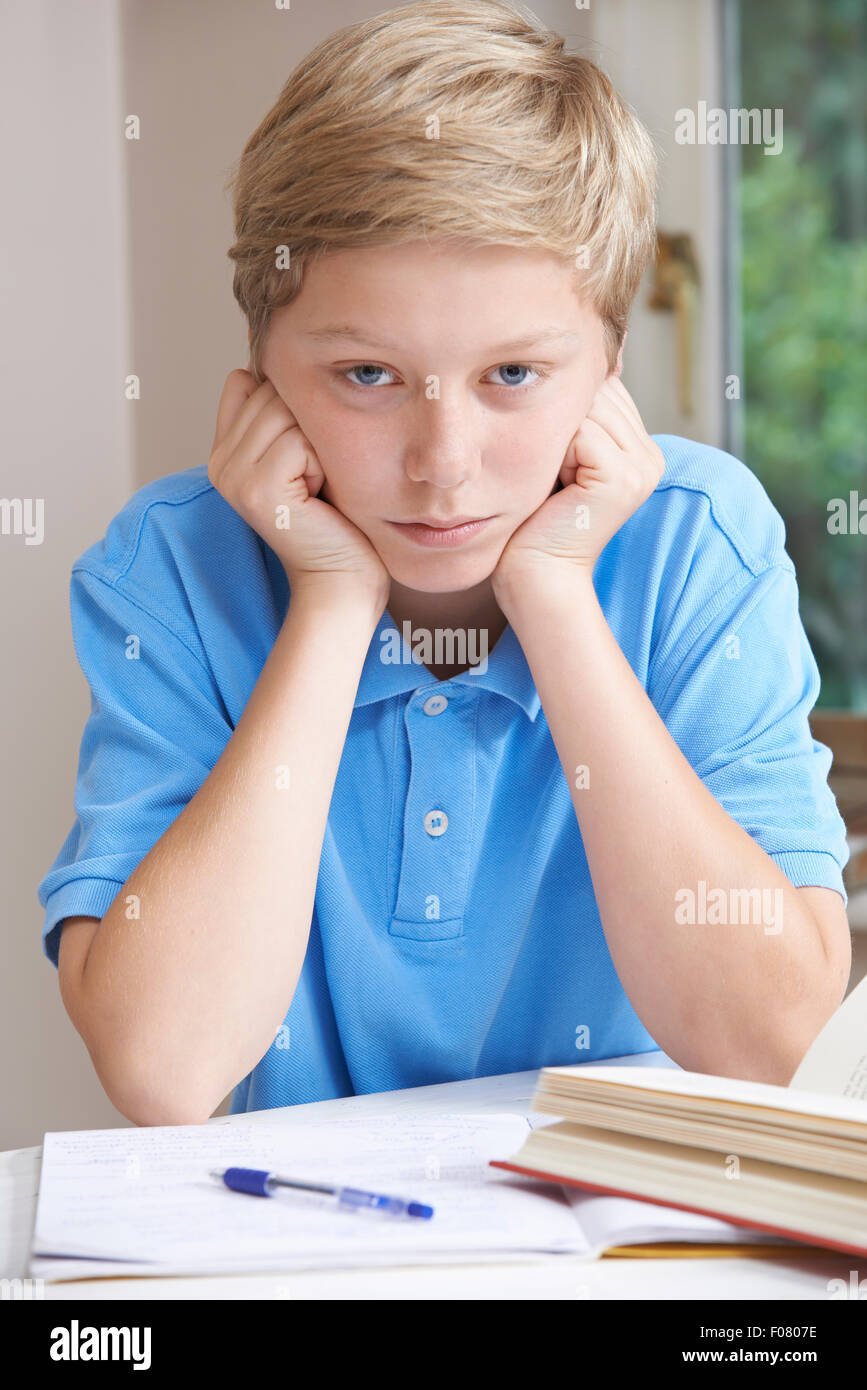 Porträt des jungen kämpfen bei den Hausaufgaben Stockfoto