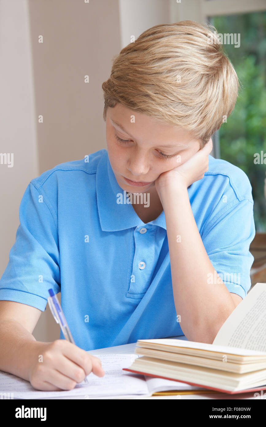 Junge zu Hause schwierig Hausaufgaben Stockfoto