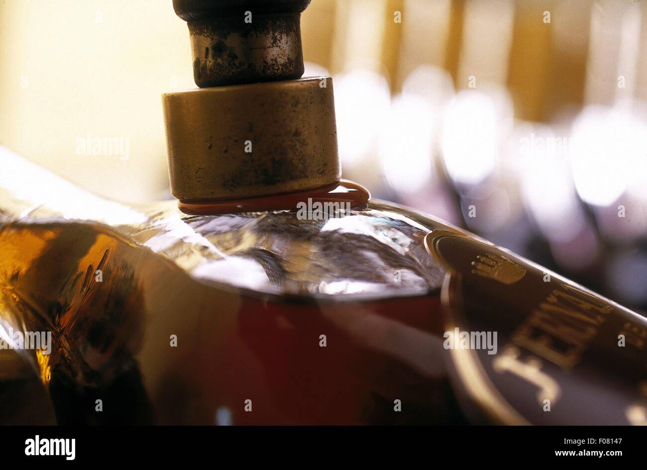 Nahaufnahme von Schnaps Flasche wird von Hand versiegelt, Bodega Fernando de Andrada Stockfoto