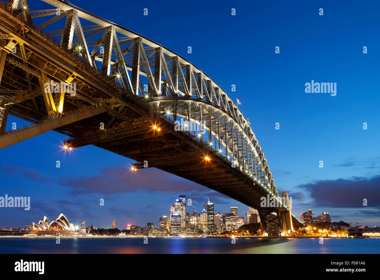 Die Harbour Bridge, Sydney Opera House und Central Business District von Sydney. In der Dämmerung fotografiert. Stockfoto