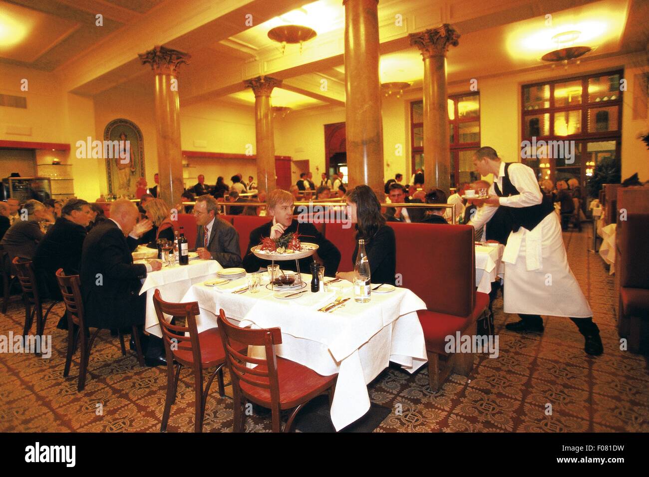 Menschen Essen im Restaurant Borchardt in Berlin, Deutschland Stockfoto
