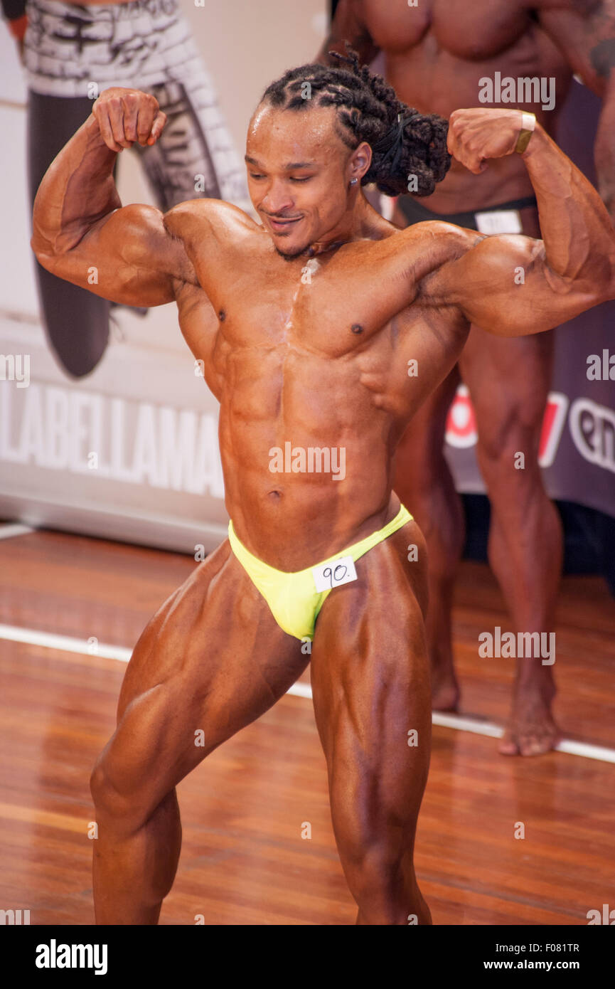 SCHIEDAM, NIEDERLANDE - 26. APRIL 2015. Männliche Bodybuildes zeigt, dass seine besten Doppel Bizeps pose Stockfoto