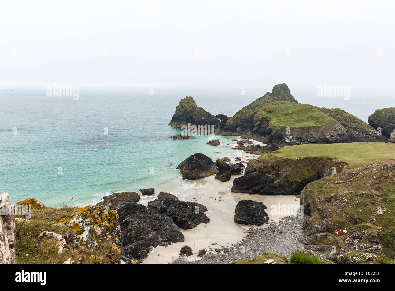 Kynance Cove an einem nebeligen Tag, Lizard, Cornwall, UK Stockfoto