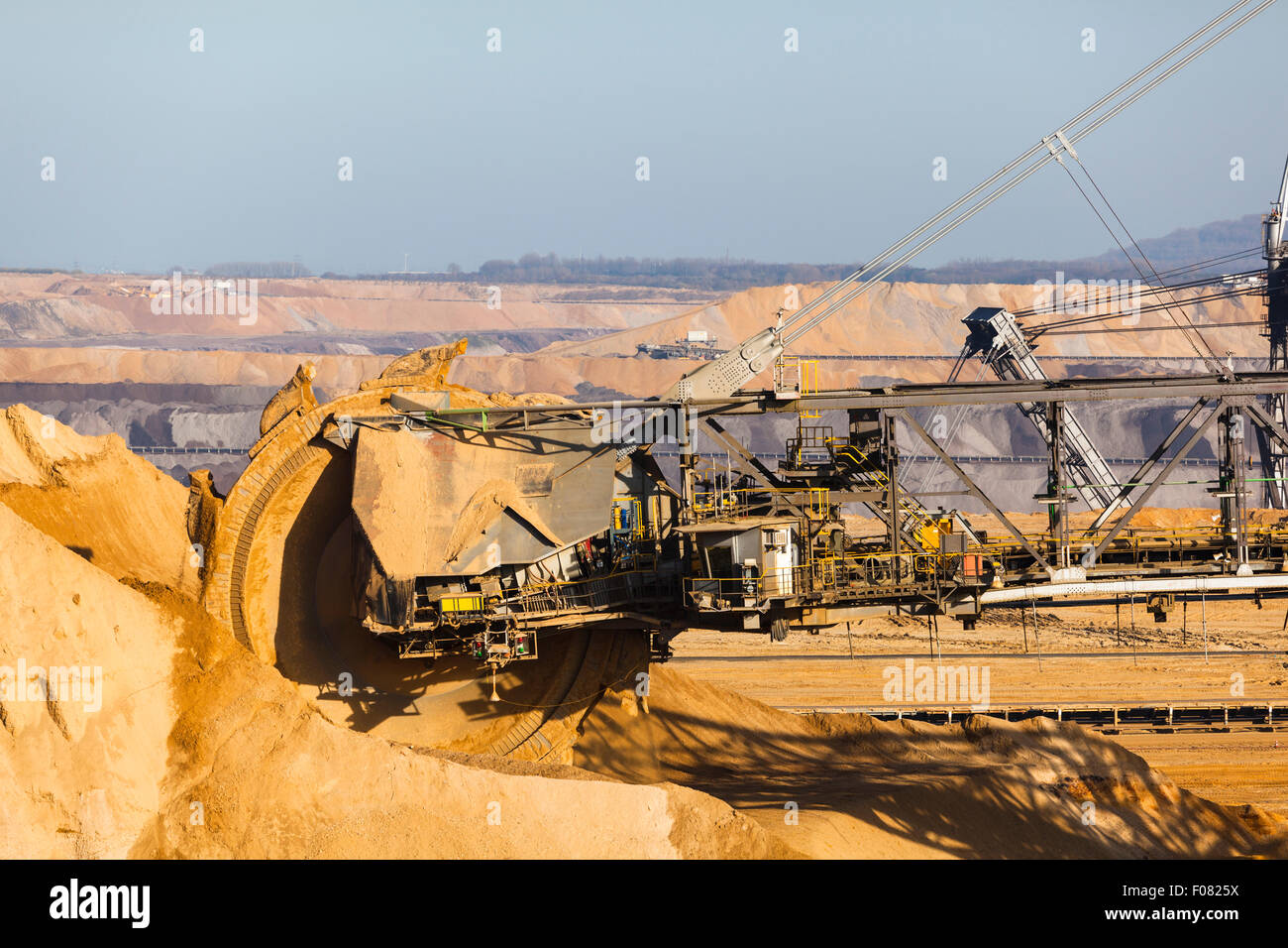 Einen riesigen Schaufelradbagger bei der Arbeit in einer Braunkohle-Grube-mine Stockfoto