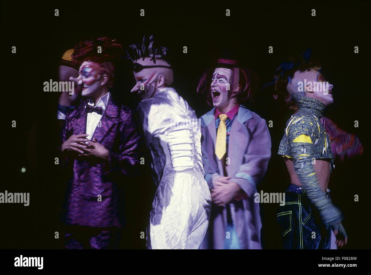 Maskierte Clowns des Cirque du Soleil über ihre Witze lachen Stockfoto