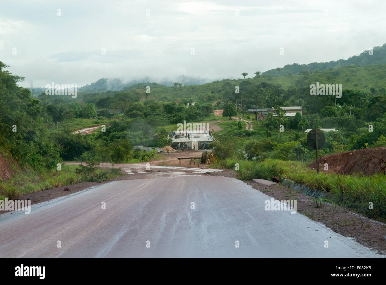 Amazonas, Brasilien. BR 163 Autobahn, Ende der Asphaltstraße. Stockfoto