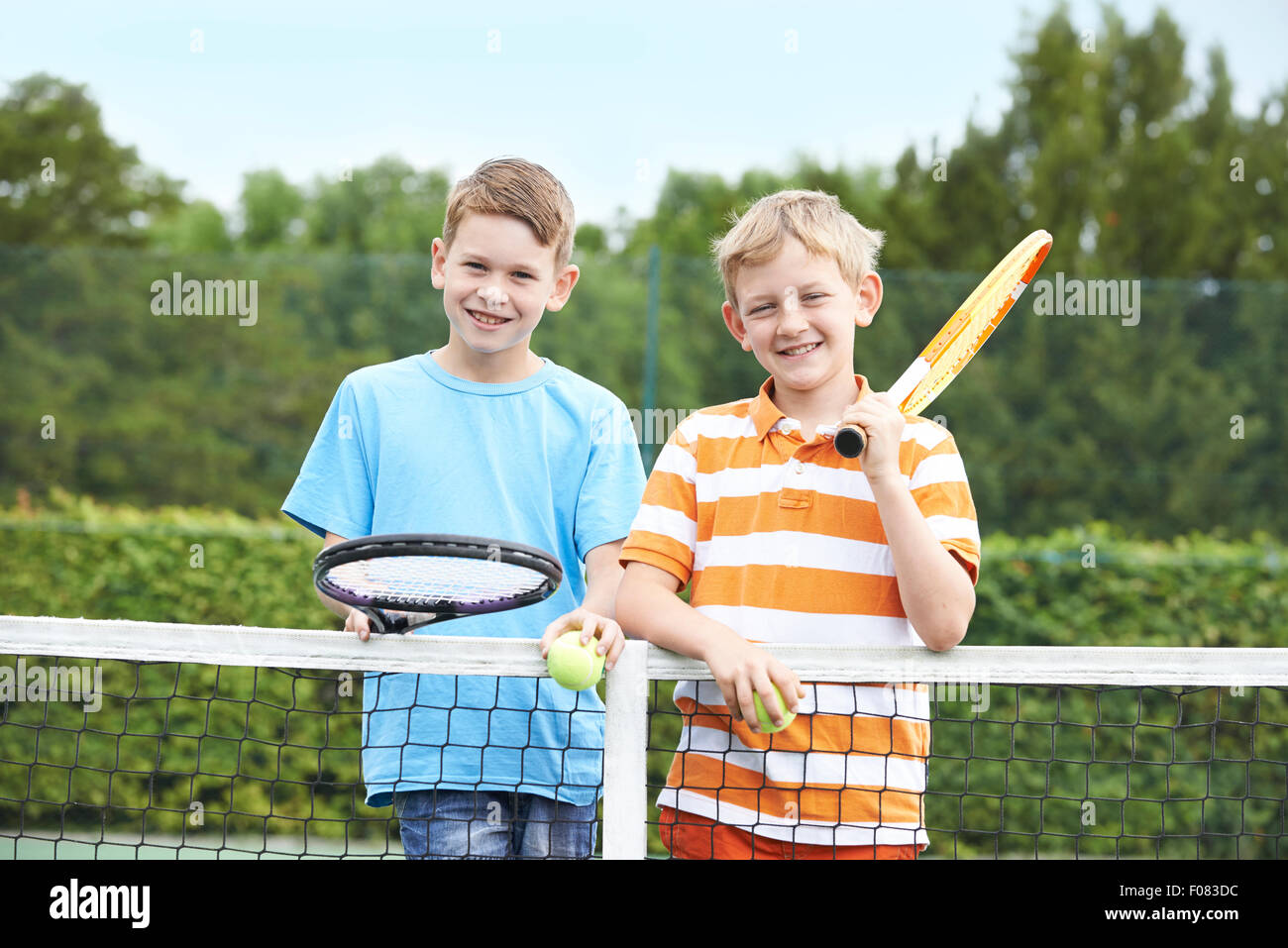 Porträt von zwei jungen zusammen Tennis spielen Stockfoto