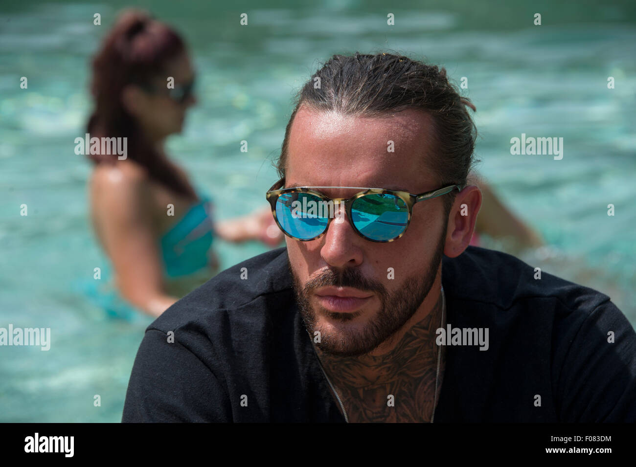 GEISSENS Formmitglied und neues Herz pochen, Peter Wicks Pool in reflektierenden Sonnenbrille sitzen. Stockfoto