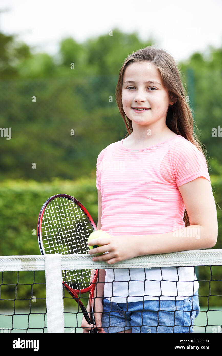Porträt des jungen Mädchens Tennis spielen Stockfoto