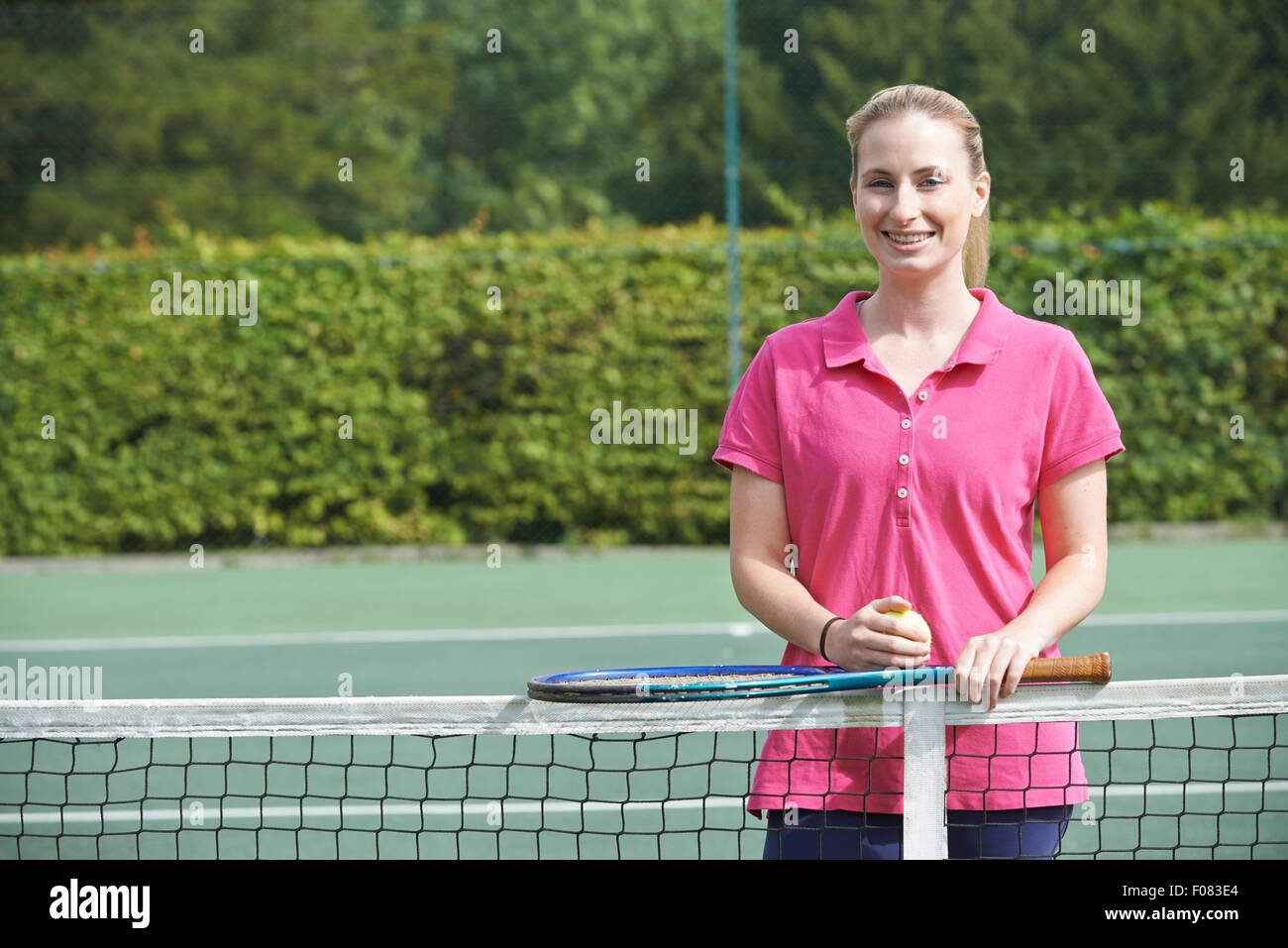 Porträt von weiblich Tennislehrer auf Platz Stockfoto