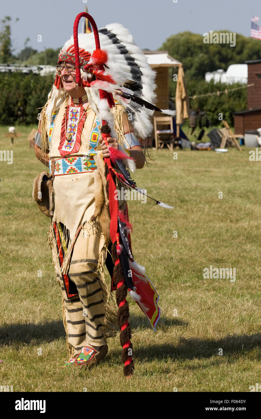 Mann als einem indianischen Häuptling verkleidet Stockfoto