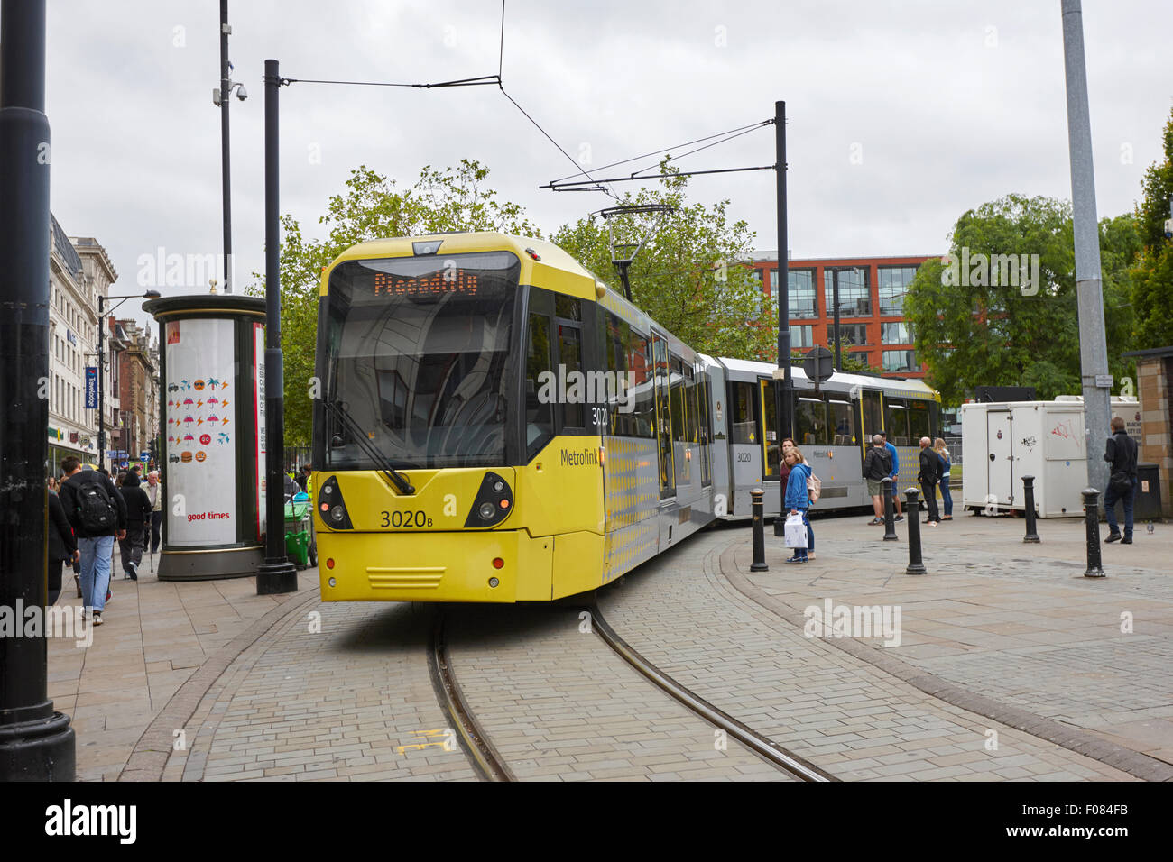 Metrolink Straßenbahn nahenden Piccadilly Gardens in Manchester City centre Manchester England UK Stockfoto