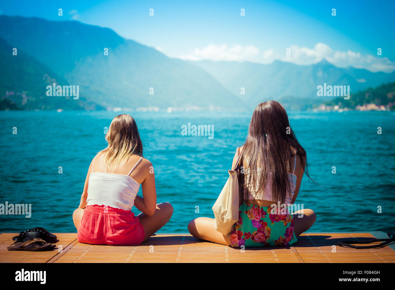 Lassen Sie nicht den Schmerz, der dein Herz verwundet zwei Mädchen im Chat zusammen vor der See Como, Italien Stockfoto