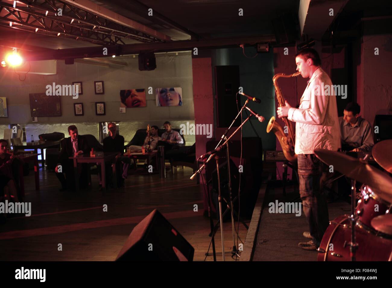Musiker auf der Bühne im Jazz-Club am Abend in Moskau, Russland Stockfoto