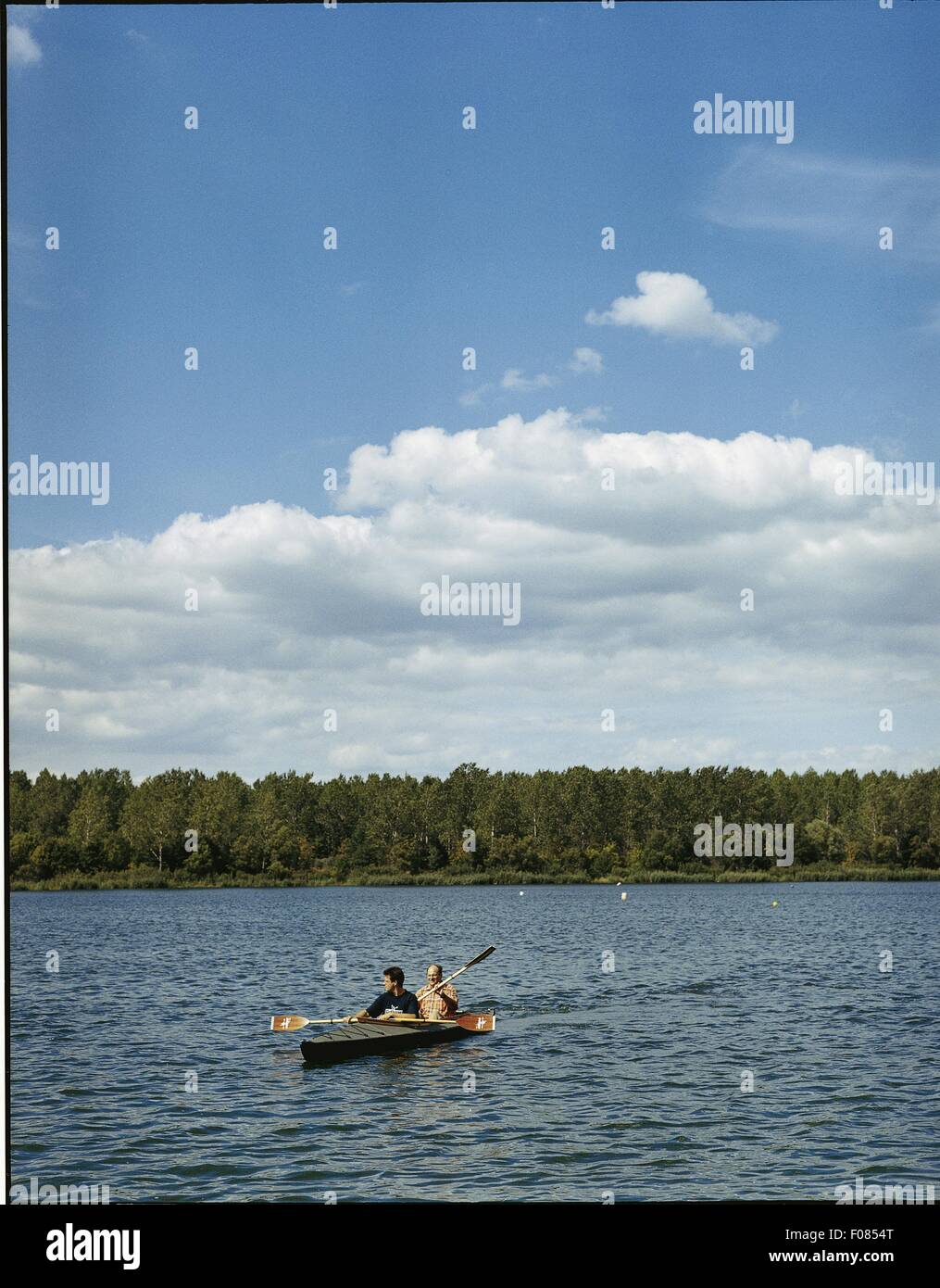 Zwei Männer Rudern ein Flachboot in Fluss Stockfoto