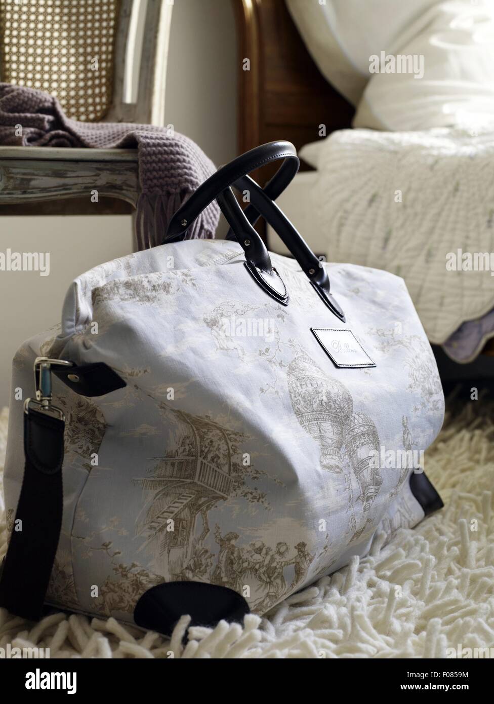 Nahaufnahme des weißen Weekender Tasche mit Toile De Jouy Muster und Leder Griffe Stockfoto