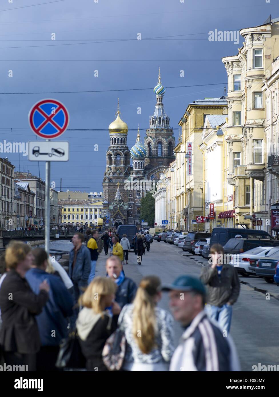 Menschen stehen auf der Straße vor der Erlöserkirche, St. Petersburg, Russland Stockfoto