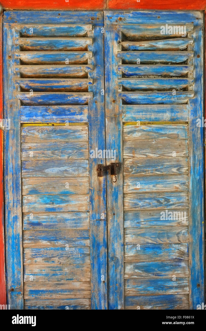 KARIBISCHE TROPICAL HÖLZERNEN FENSTERLÄDEN, ZEICHEN, ARUBA, ESSEN, INSEL, BUNTEN, TRADITIONELLEN, FARBENFROHEN Stockfoto