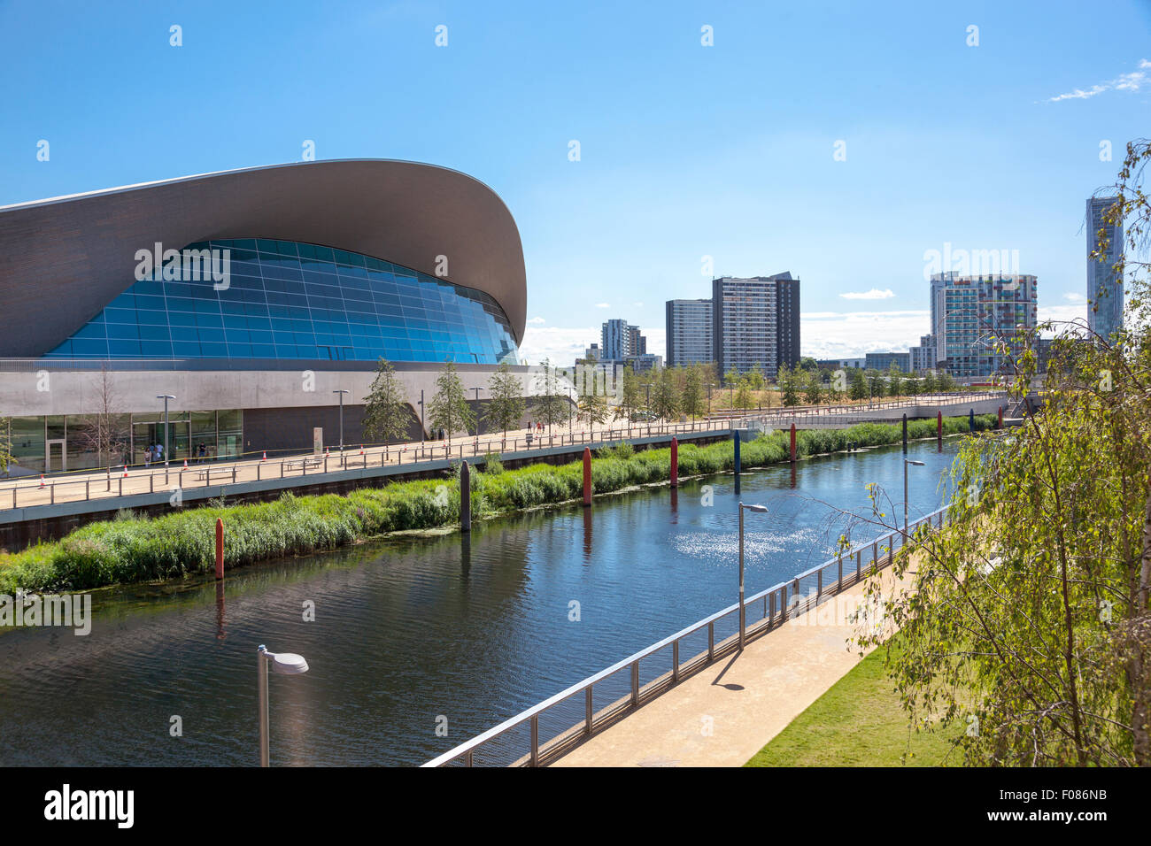 Aquatics Centre und dem Wasserwerk Fluss im Olympia-Park in Stratford, London, UK Stockfoto