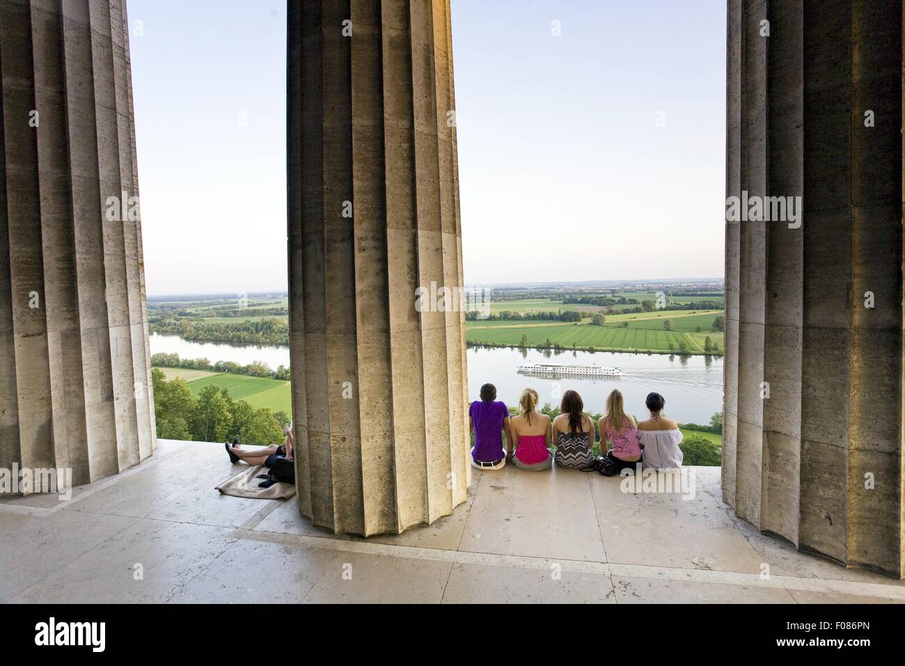 Leute sitzen am Plateau dorischen Säulen in der Walhalla gegen Donau, Deutschland Stockfoto