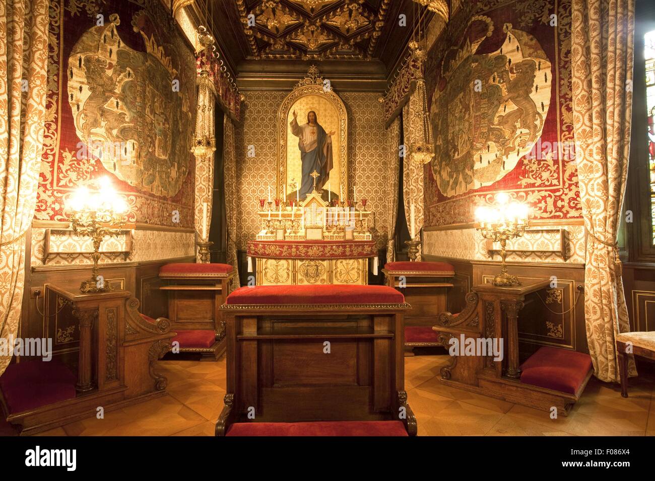Beleuchtete gold vergoldete Altar am Schloss St. Emmeram in Regensburg, Deutschland Stockfoto