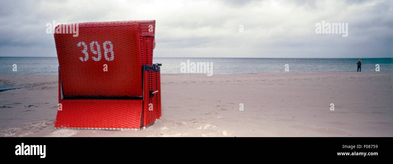 Rot mit Kapuze Strandkorb am Strand, Stralsund, Mecklenburg-Vorpommern, Deutschland Stockfoto