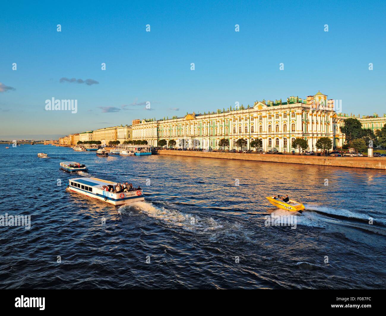 Blick auf Boote in der Newa und der Eremitage in St. Petersburg, Russland Stockfoto