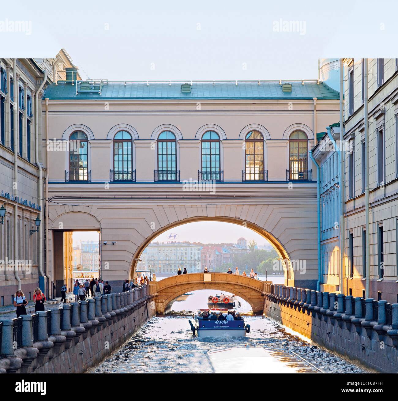 Menschen und Boot am Gribojedow-Kanal in Sankt Petersburg, Russland Stockfoto