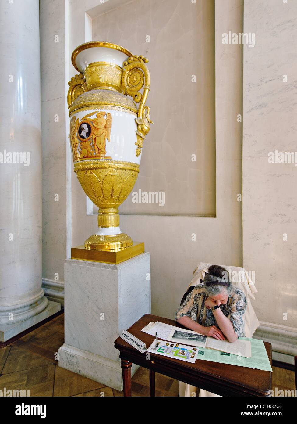 Frau sitzt am Tisch in der Eremitage in Sankt Petersburg, Russland Stockfoto