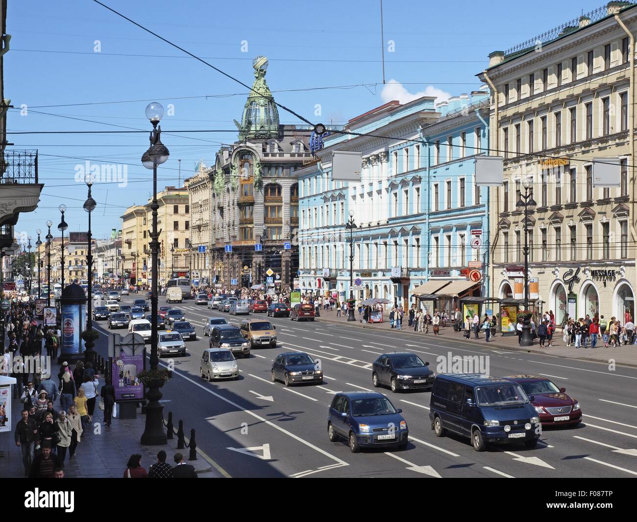 Ansicht der Fahrzeuge auf stark befahrenen Straße der Newskij Prospekt in St. Petersburg, Russland Stockfoto