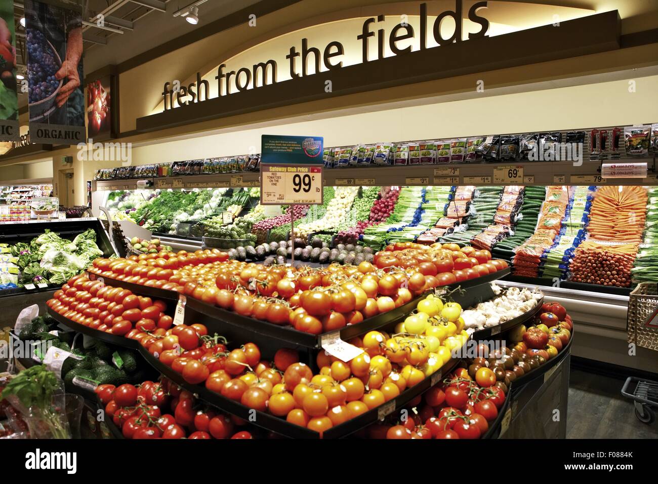 Obst und Gemüse im Display mit Preisschild im Napa Valley, Kalifornien, USA Stockfoto