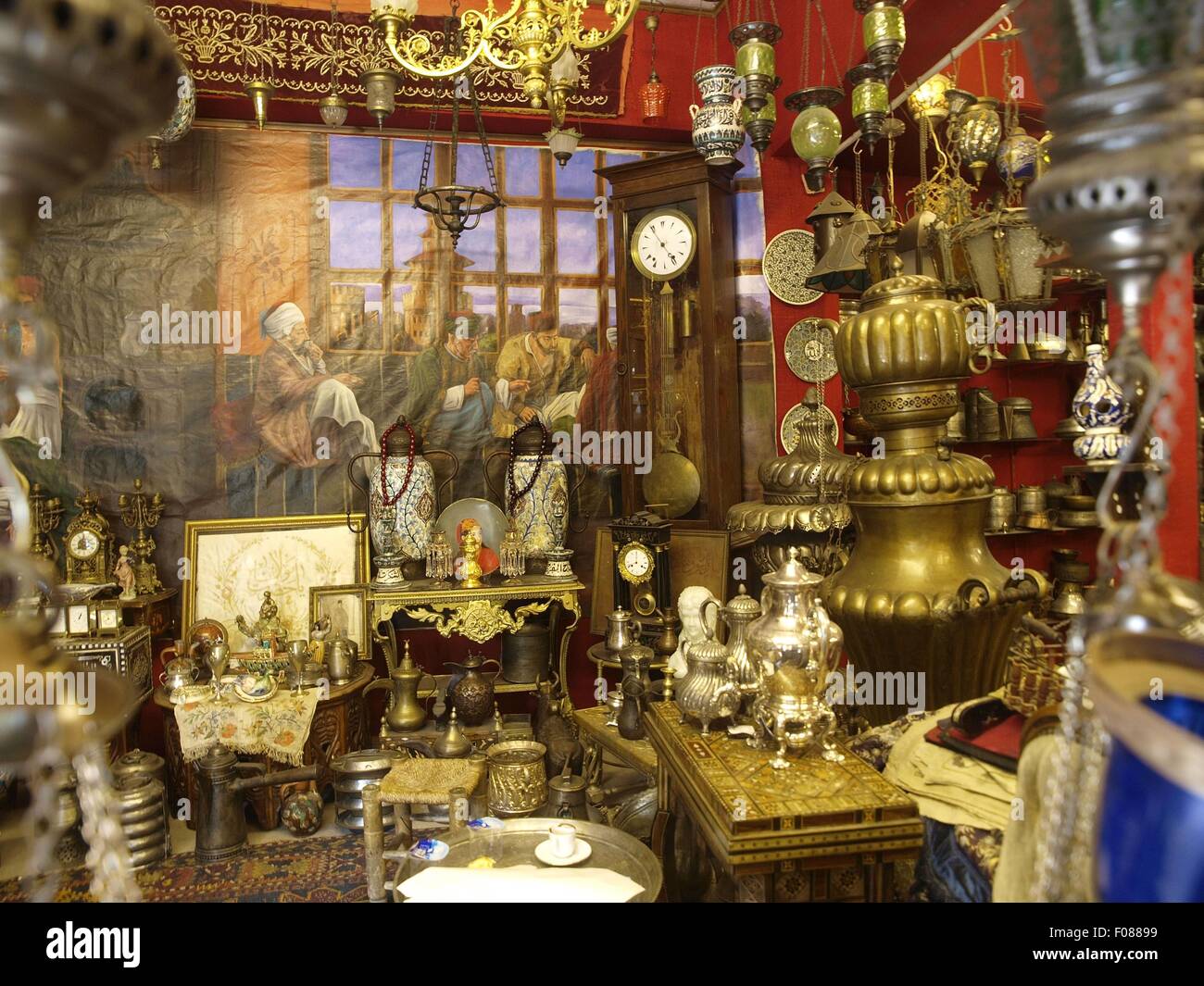 Verschiedene antike vergoldete Schiffe am Display, großen Basar von Istanbul, Istanbul, Türkei Stockfoto