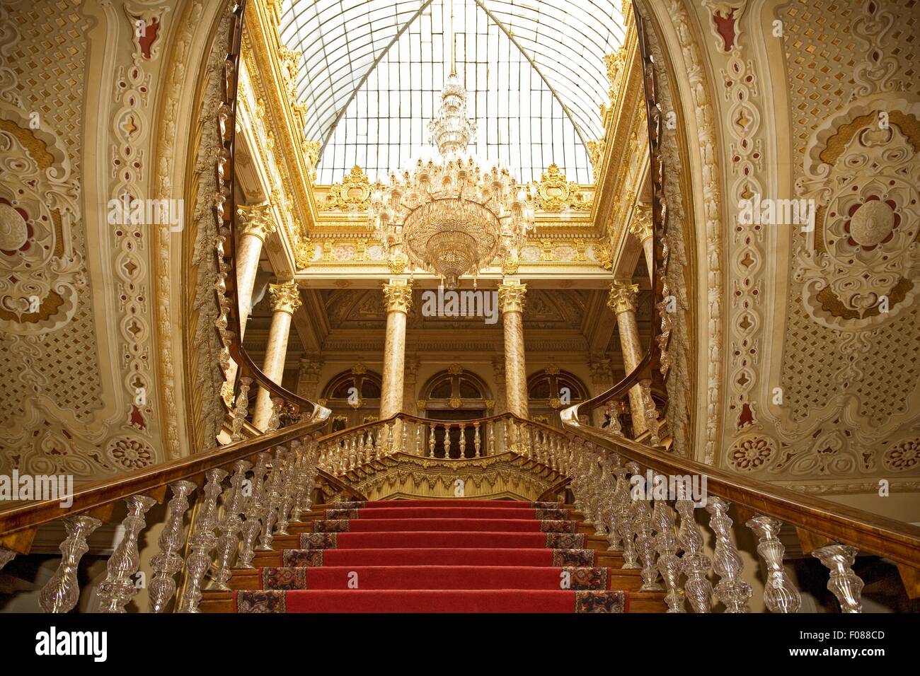 Niedrigen Winkel Ansicht der großen Treppe im Dolmabahce Palast, Istanbul, Türkei Stockfoto