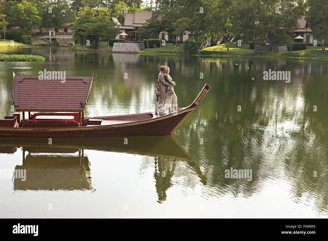 Romantisches Paar umarmt und stehen im Boot auf einem See in einem Park Stockfoto