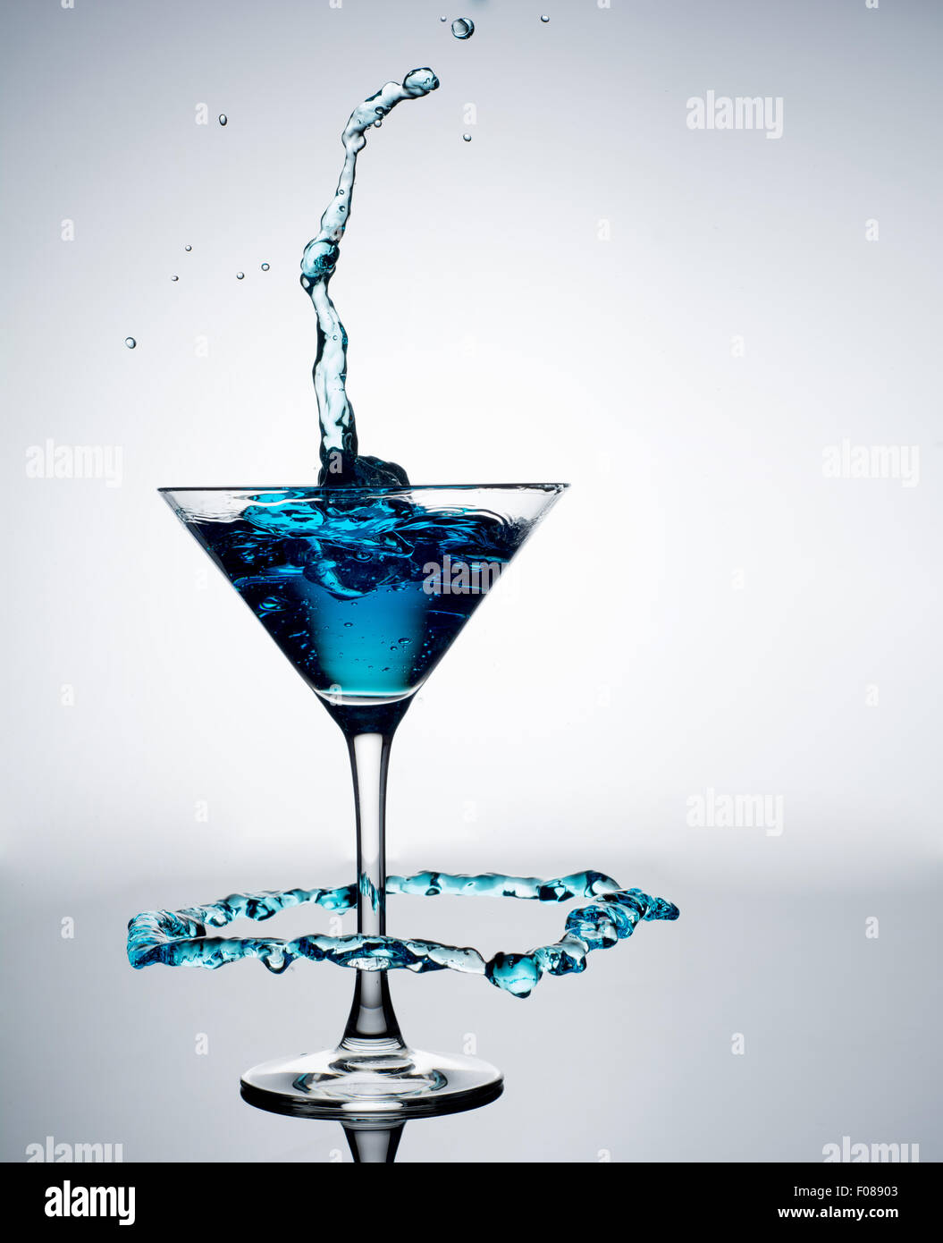 Blue Cocktail mit Schuss auf weißem Hintergrund Stockfoto