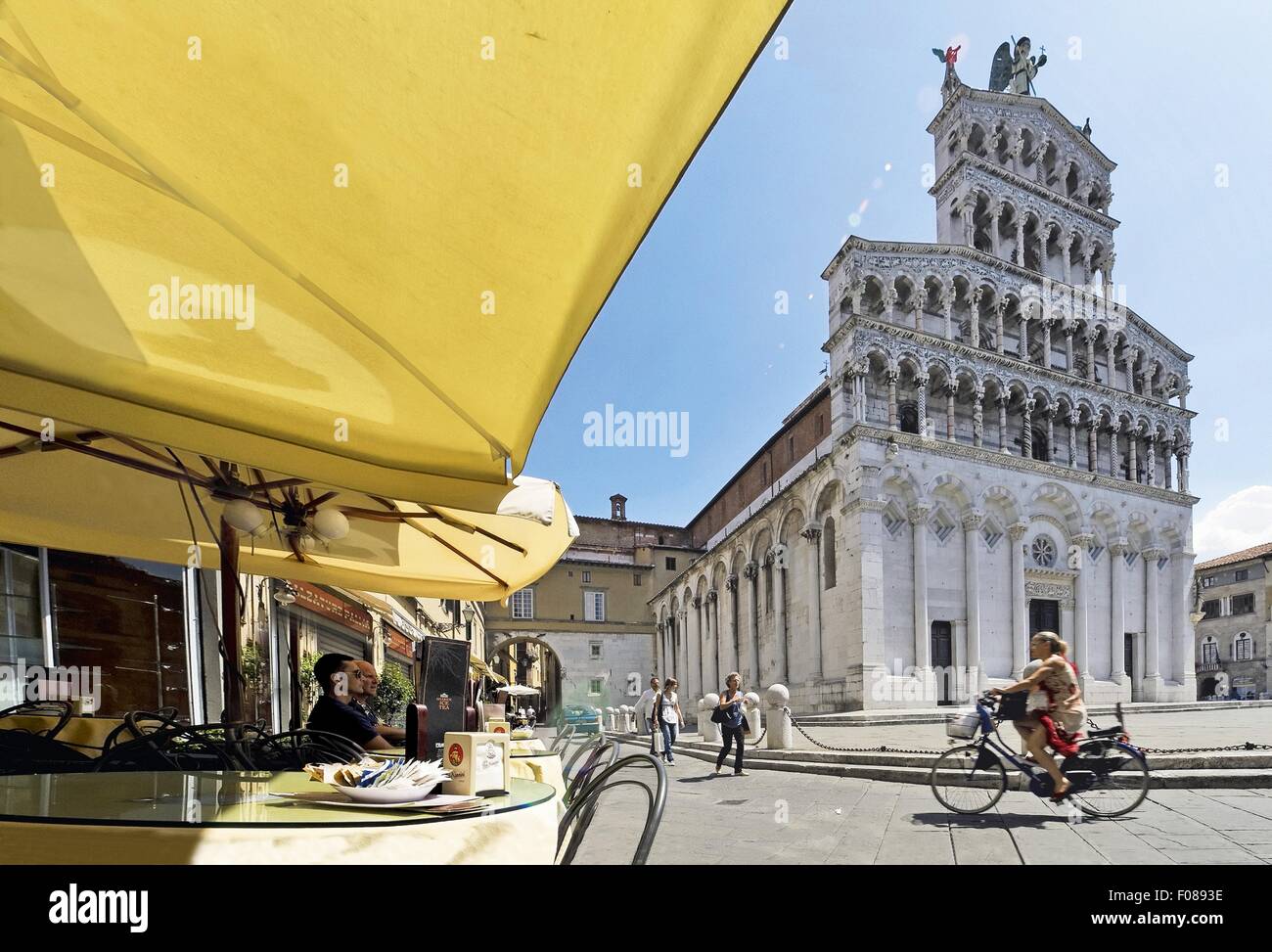 Ansicht des Café neben der Chiesa di San Michele in Foro in Lucca, Toskana, Italien Stockfoto
