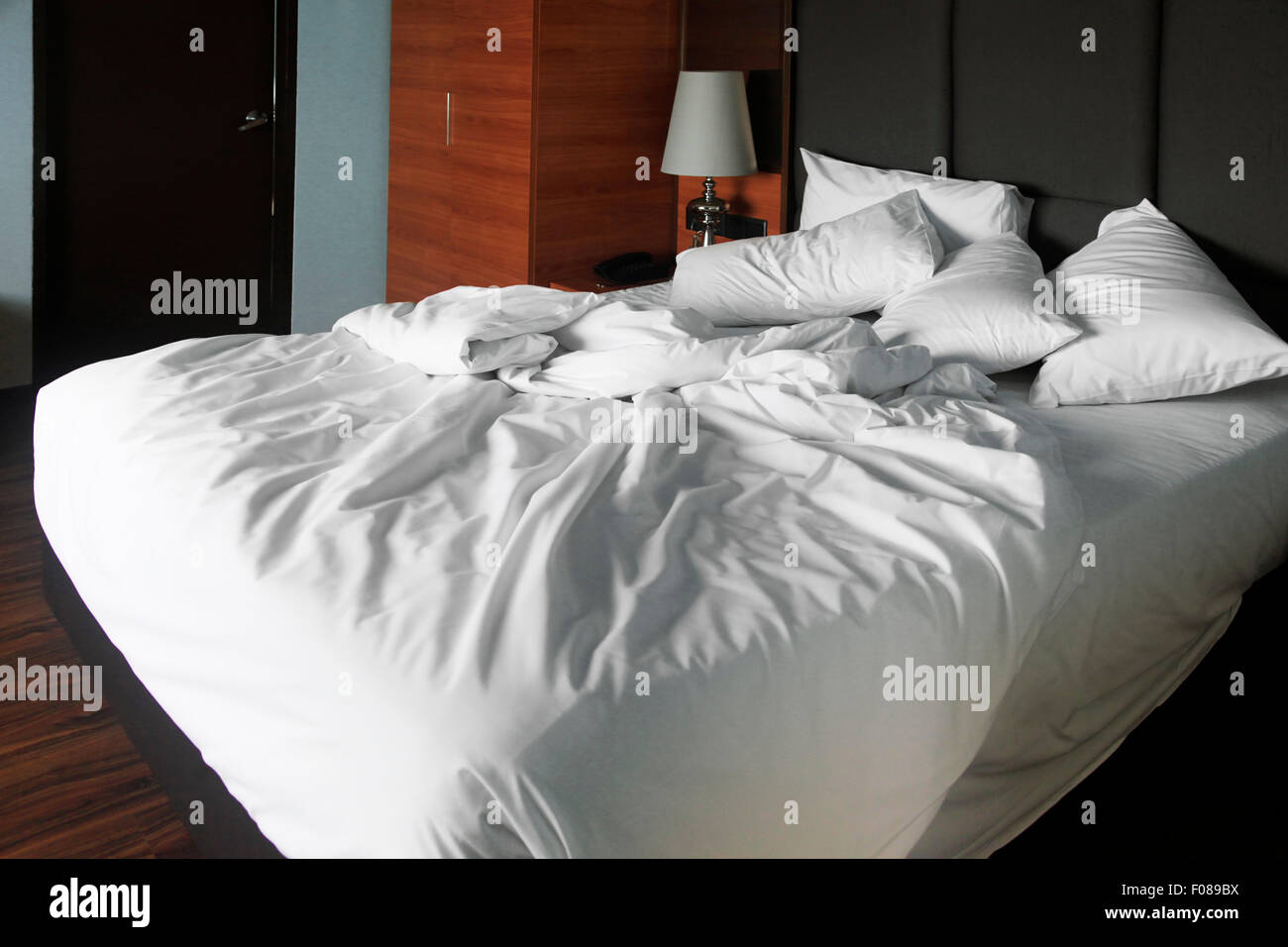 Doppelbett im Hotelzimmer Stockfoto