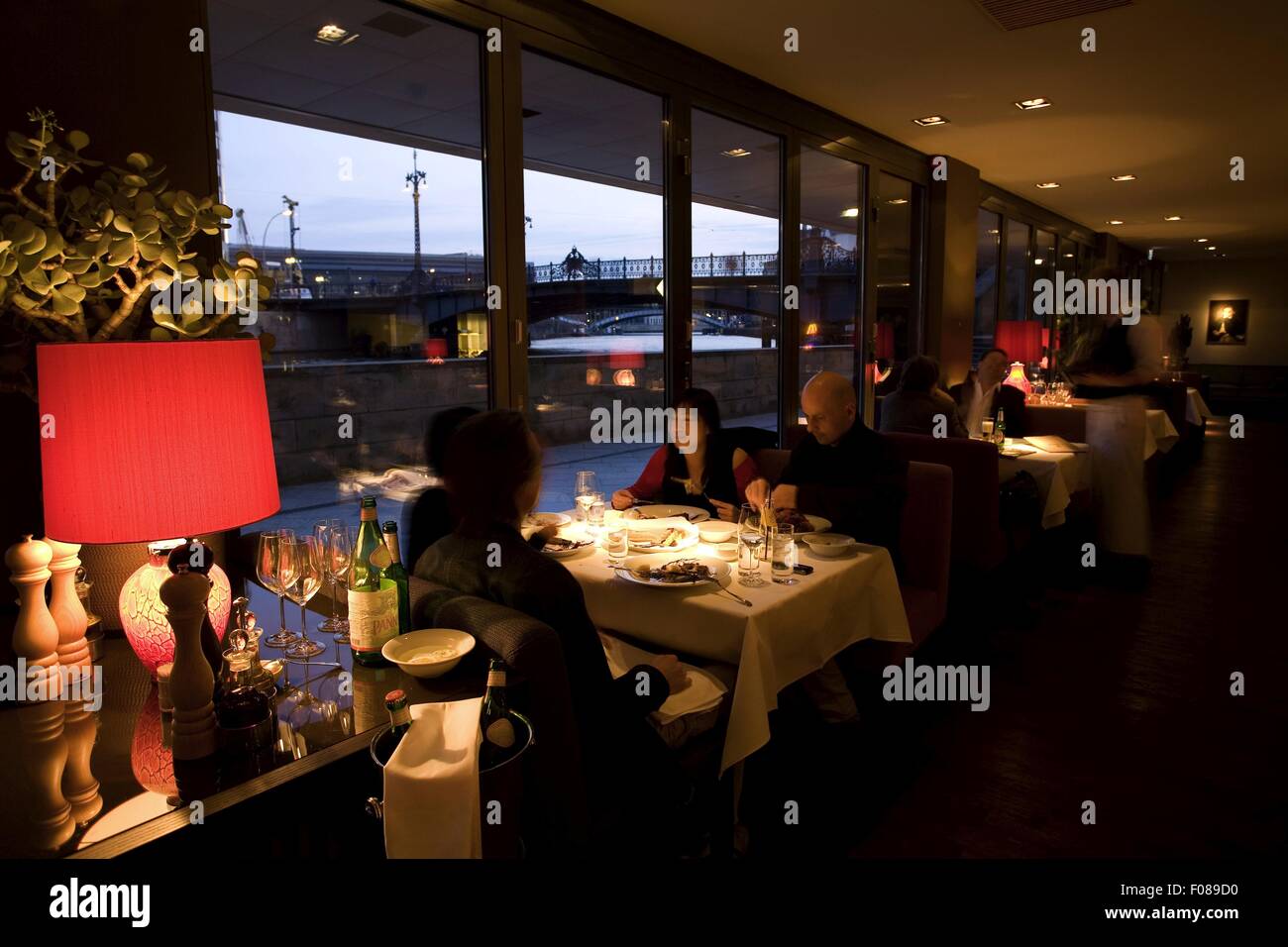Menschen Essen im Grill Royal Restaurant, Berlin, Deutschland  Stockfotografie - Alamy