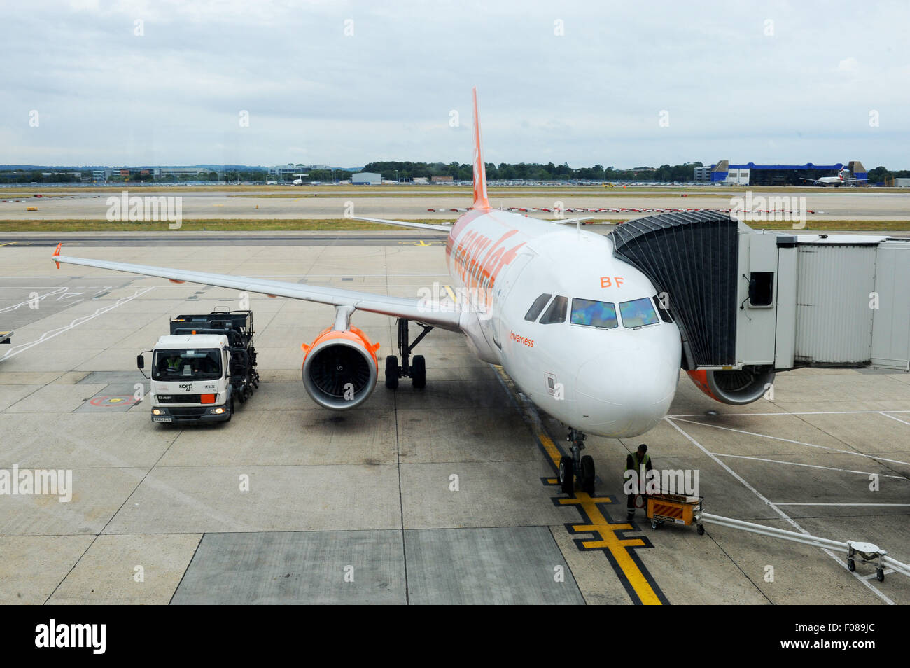 Easy Jet-Flugzeug am Gatwick Airport South Terminal London Stockfoto