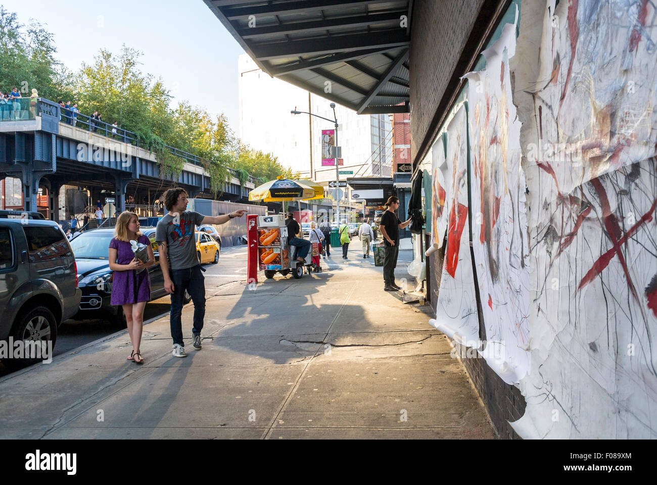 New York City, USA, Weitwinkel View Street Scenes, Meat Packing District, Shopping für junge Paare, Street Artist Painting Paper on Building, öffentliche Kunst New york City farbenfrohe, sprechende Nachbarschaft Stockfoto