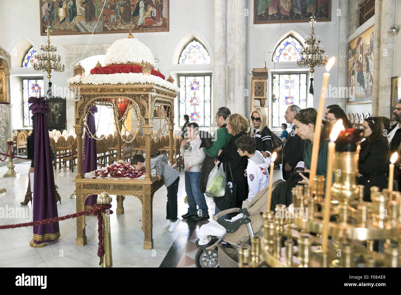 Menschen bei Agios Titos-Kirche in Kreta, Griechenland Stockfoto